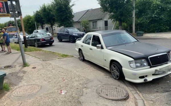 «Скорая» спровоцировала аварию в центре Барановичей «Скорая» спровоцировала аварию в центре Барановичей