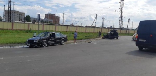 У автомобиля на ходу вырвало левую стойку. Авто занесло на встречку, что привело к боковому столкновению со встречным автомобилем
             
                У автомобиля на ходу вырвало левую стойку. Авто занесло на встречку, что привело к боковому столкновению со встречным автомобилем