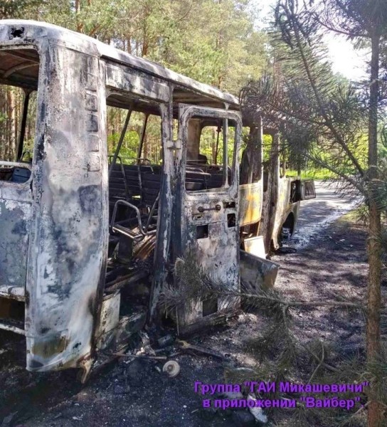 В Брестской области ПАЗ вез людей на работу и загорелся в движении В Брестской области ПАЗ вез людей на работу и загорелся в движении