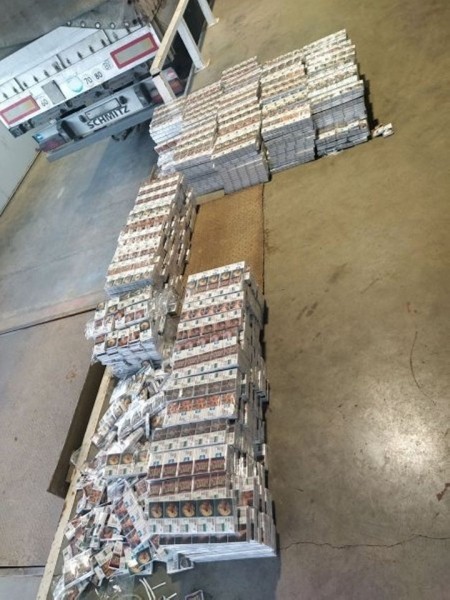 Белорус вез в колесах своего грузовика 7600 пачек сигарет Белорус вез в колесах своего грузовика 7600 пачек сигарет