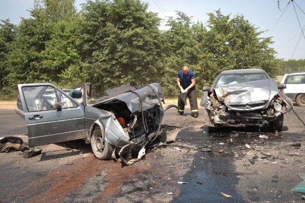 Спасатели извлекали водителя из авто с помощью специнструмента после ДТП в Брестской области Спасатели извлекали водителя из авто с помощью специнструмента после ДТП в Брестской области