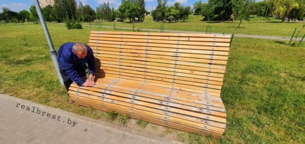 Осторожно! В Бресте на Набережной приступили к покраске лавочек
             
                Осторожно! В Бресте на Набережной приступили к покраске лавочек