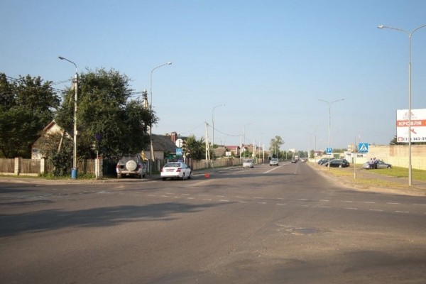 После столкновения с автомобилем милиции Mitsubishi въехал в столб. ДТП в Барановичах После столкновения с автомобилем милиции Mitsubishi въехал в столб. ДТП в Барановичах