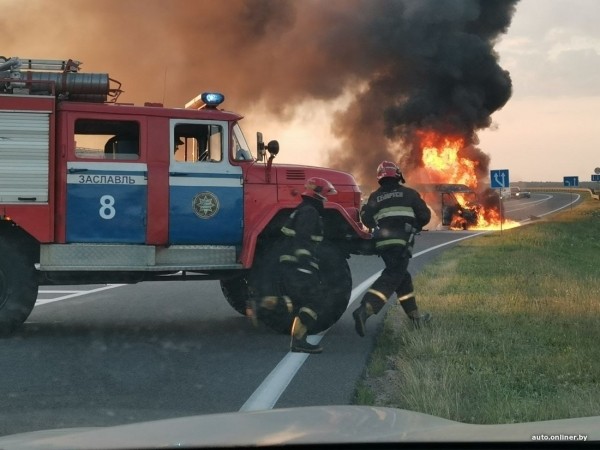 Жуткая авария с мотоциклистом и микроавтобусом на молодечненской трассе. Погибли четверо Жуткая авария с мотоциклистом и микроавтобусом на молодечненской трассе. Погибли четверо