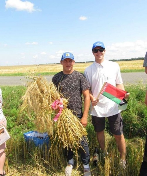 Брестская область. На поле вблизи деревни Белево прошли зажинки в «Савушкиной пуще