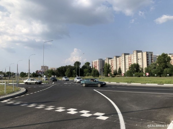 На Вульковском кольце в Бресте нанесли разметку и установили дорожные знаки
             
                На Вульковском кольце в Бресте нанесли разметку и установили дорожные знаки