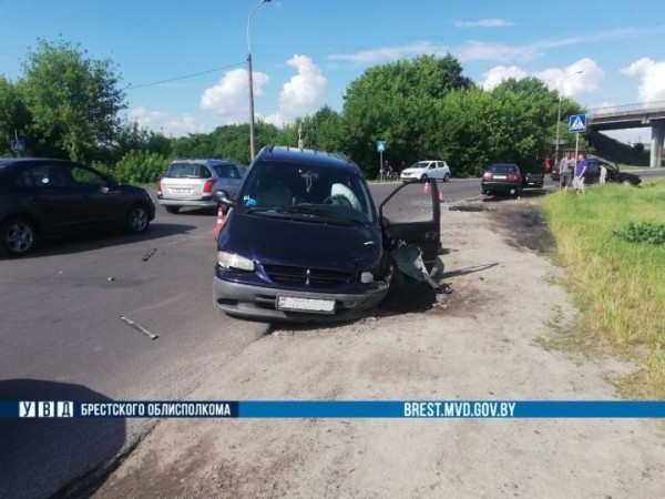 Так спешил, что выпил для настроения. В Бресте пьяный водитель устроил ДТП Так спешил, что выпил для настроения. В Бресте пьяный водитель устроил ДТП