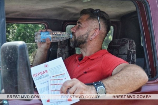 В Бресте сотрудники ГАИ и волонтеры Красного Креста раздавали водителям воду В Бресте сотрудники ГАИ и волонтеры Красного Креста раздавали водителям воду