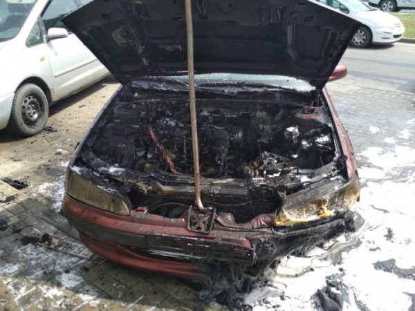 
                Фотографии «Пежо», который недавно горел на Машерова в Бресте
            