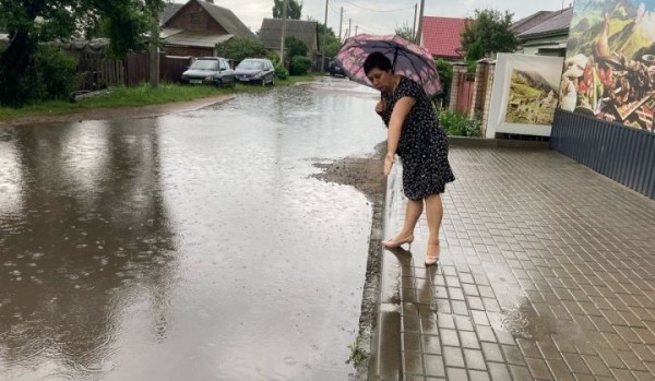 «Еще минут 15, и вода была бы в доме». Как ливень затопил частный сектор в Барановичах