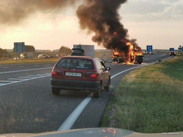 Жуткая авария с мотоциклистом и микроавтобусом на молодечненской трассе. Погибли четверо Жуткая авария с мотоциклистом и микроавтобусом на молодечненской трассе. Погибли четверо