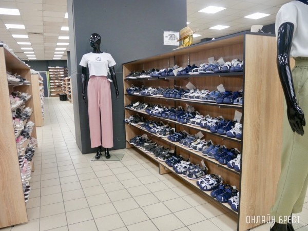 Гуляем – лето в самом разгаре! В магазине «Bazar» действуют скидки на обувь и футболки