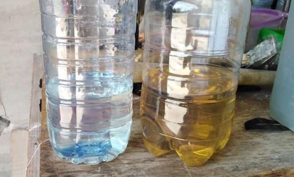 Разве так выглядит 92-й бензин? Водитель утверждает, что на АЗС в Брестской области его заправили странной темной жидкостью