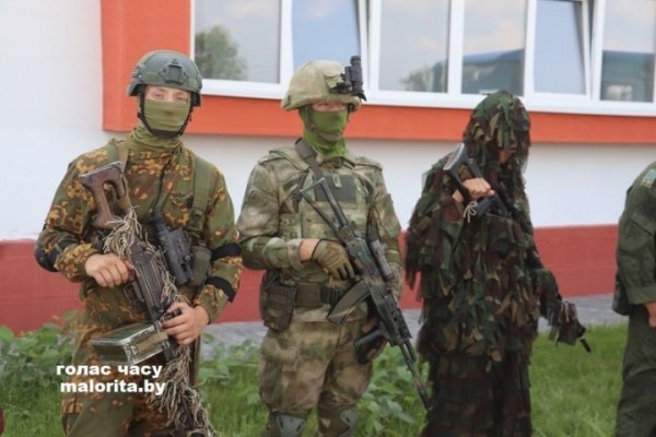 Брестская область. В Хотиславе десантники порадовали сельчан классным концертом, а спасатели поймали радугу