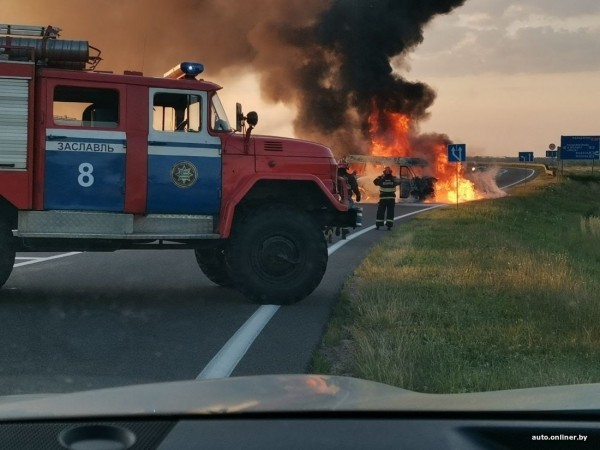 Жуткая авария с мотоциклистом и микроавтобусом на молодечненской трассе. Погибли четверо Жуткая авария с мотоциклистом и микроавтобусом на молодечненской трассе. Погибли четверо