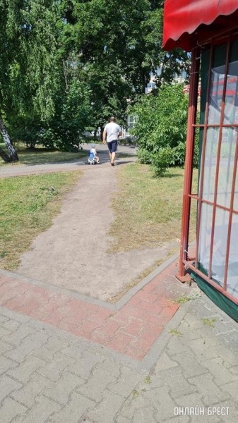 
                Брест, ул. Московская, ост. Завод. Перекрыли проход по тротуару. Люди ходят по газону
            