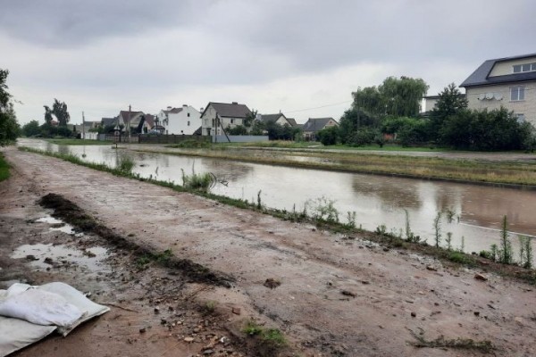 «Еще минут 15, и вода была бы в доме». Как ливень затопил частный сектор в Барановичах