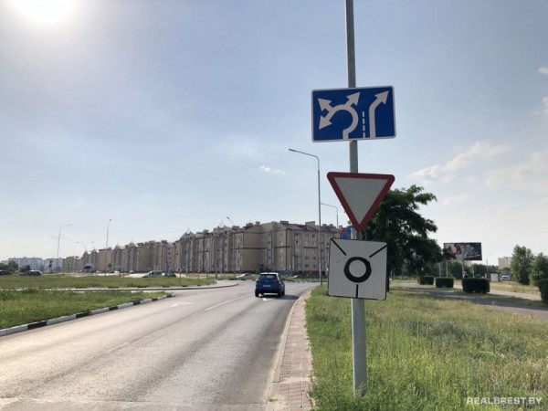 На Вульковском кольце в Бресте нанесли разметку и установили дорожные знаки
             
                На Вульковском кольце в Бресте нанесли разметку и установили дорожные знаки