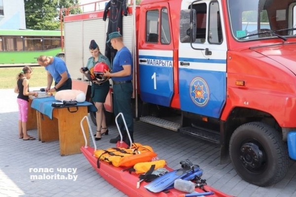Брестская область. В Хотиславе десантники порадовали сельчан классным концертом, а спасатели поймали радугу