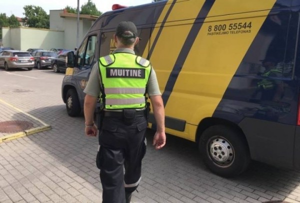 У белорусского дальнобойщика литовцы нашли спиртное, а он спросил, может ли «даць грошай». И был настойчив У белорусского дальнобойщика литовцы нашли спиртное, а он спросил, может ли «даць грошай». И был настойчив