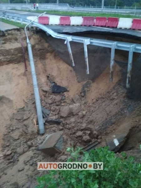 В Гродно из-за оползня провалилась часть дороги возле нового автомобильного моста