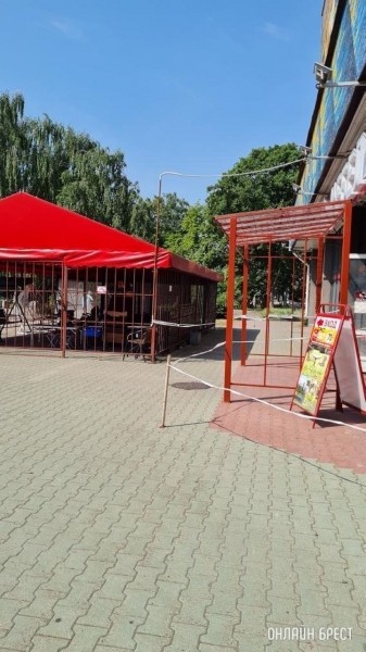 
                Брест, ул. Московская, ост. Завод. Перекрыли проход по тротуару. Люди ходят по газону
            