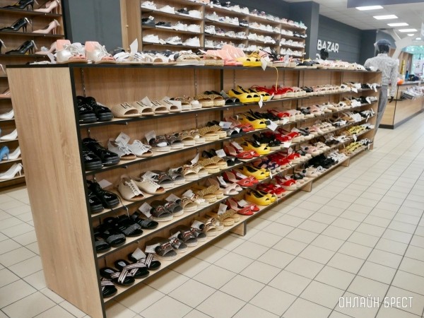 Гуляем – лето в самом разгаре! В магазине «Bazar» действуют скидки на обувь и футболки