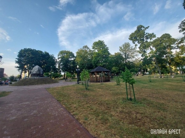 Брест. Летний Городской сад вечером после дождя
             
                Брест. Летний Городской сад вечером после дождя