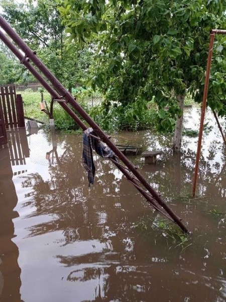 «Еще минут 15, и вода была бы в доме». Как ливень затопил частный сектор в Барановичах