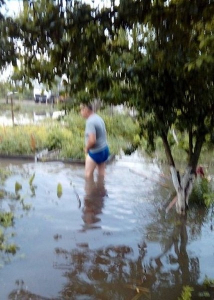 «Еще минут 15, и вода была бы в доме». Как ливень затопил частный сектор в Барановичах