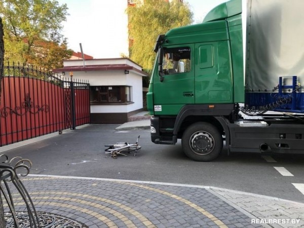 ДТП в Бресте: фура и велосипед
             
                ДТП в Бресте: фура и велосипед