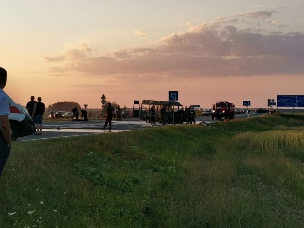 Жуткая авария с мотоциклистом и микроавтобусом на молодечненской трассе. Погибли четверо Жуткая авария с мотоциклистом и микроавтобусом на молодечненской трассе. Погибли четверо