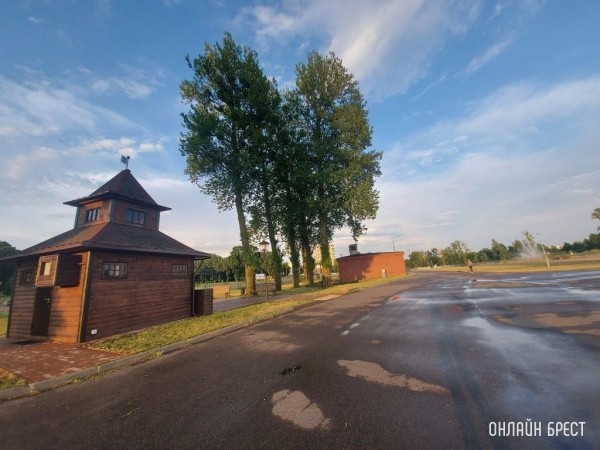 Брест. Летний Городской сад вечером после дождя
             
                Брест. Летний Городской сад вечером после дождя