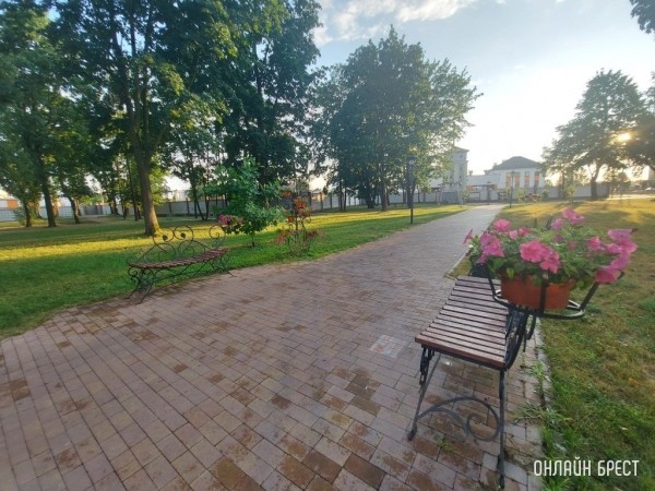 Брест. Летний Городской сад вечером после дождя
             
                Брест. Летний Городской сад вечером после дождя