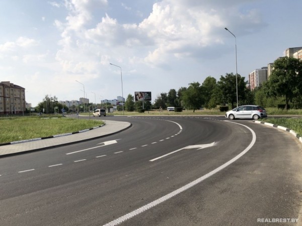 На Вульковском кольце в Бресте нанесли разметку и установили дорожные знаки
             
                На Вульковском кольце в Бресте нанесли разметку и установили дорожные знаки