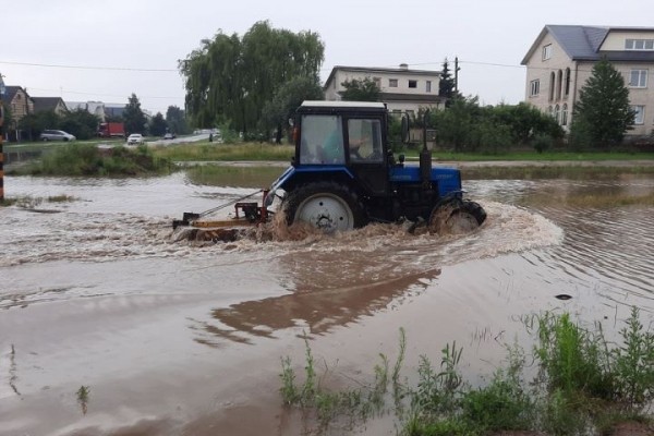 «Еще минут 15, и вода была бы в доме». Как ливень затопил частный сектор в Барановичах