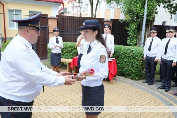 В Бресте вручили новые погоны офицерам милиции