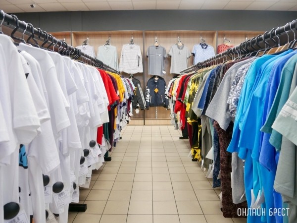 Гуляем – лето в самом разгаре! В магазине «Bazar» действуют скидки на обувь и футболки