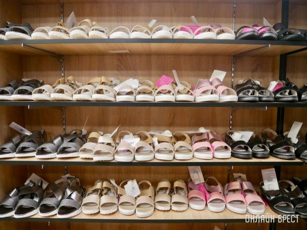 Гуляем – лето в самом разгаре! В магазине «Bazar» действуют скидки на обувь и футболки