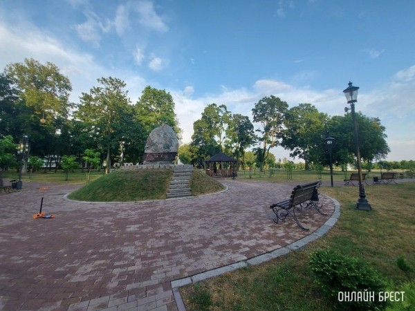 Брест. Летний Городской сад вечером после дождя
             
                Брест. Летний Городской сад вечером после дождя