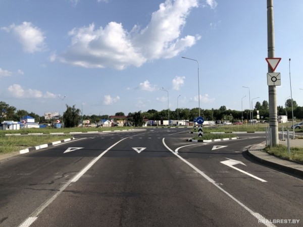 На Вульковском кольце в Бресте нанесли разметку и установили дорожные знаки
             
                На Вульковском кольце в Бресте нанесли разметку и установили дорожные знаки