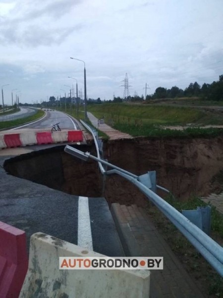 В Гродно из-за оползня провалилась часть дороги возле нового автомобильного моста