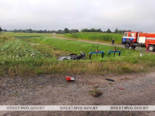 Ночью в Брестской области перевернулся автомобиль: погибли водитель и пассажир