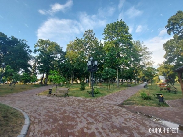 Брест. Летний Городской сад вечером после дождя
             
                Брест. Летний Городской сад вечером после дождя