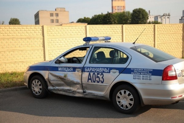 После столкновения с автомобилем милиции Mitsubishi въехал в столб. ДТП в Барановичах После столкновения с автомобилем милиции Mitsubishi въехал в столб. ДТП в Барановичах
