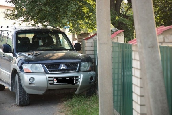 После столкновения с автомобилем милиции Mitsubishi въехал в столб. ДТП в Барановичах После столкновения с автомобилем милиции Mitsubishi въехал в столб. ДТП в Барановичах