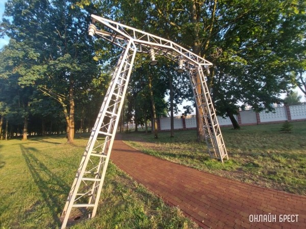 Брест. Летний Городской сад вечером после дождя
             
                Брест. Летний Городской сад вечером после дождя