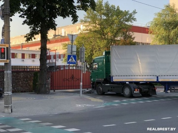 ДТП в Бресте: фура и велосипед
             
                ДТП в Бресте: фура и велосипед