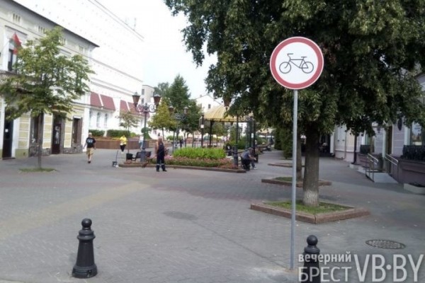 Ограничение велодвижения в центре Бреста вызвало неоднозначную реакцию среди горожан Ограничение велодвижения в центре Бреста вызвало неоднозначную реакцию среди горожан