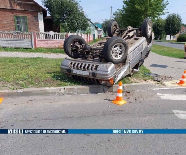 В Малорите машина оказалась на крыше после ДТП В Малорите машина оказалась на крыше после ДТП